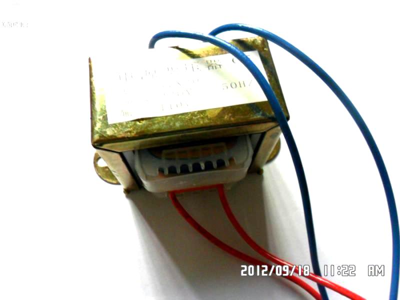 EE55高频变压器的特点 EE55高频变压器具有窗口面积大、绕制方便,价格适中,可靠性高的特点。EE型变压器是基本型的铁氧体磁芯,性能稳定,成本低,电流大。广泛应用于电源转换和线路滤波。体积由小到大,满足各种应用电路的需求。 如使用耐温155或180聚安脂漆包线,可满足不同的温度条件,适用于各种开关电源及逆变器,UPS等。 四.
